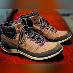 Ecco gore-tex leather lace up ankle boots. Women's size 8-8 1/2